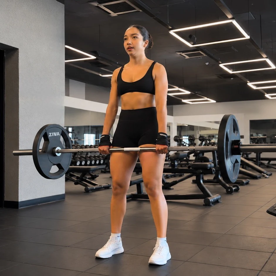 Sofi entrenando peso muerto en el gym